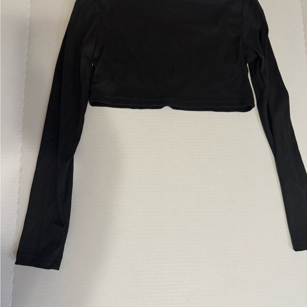 Classic Black Long-Sleeve Crop Top - Women